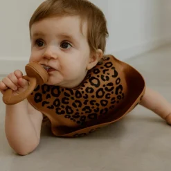 Atelier Wagram Bavoir en silicone Léopard Marron