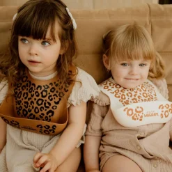 Atelier Wagram Bavoir en silicone Léopard Marron