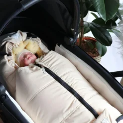 Hot Chancelière pour siège-auto bébé en peau d'agneau NAADJA crème Chancelière Cosy