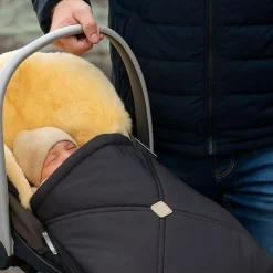 Hot Chancelière pour siège-auto bébé en peau d'agneau EMMY anthracite Chancelière Cosy
