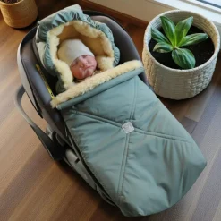 Online Chancelière pour siège-auto bébé en peau d'agneau EMMY vert sauge Chancelière Cosy