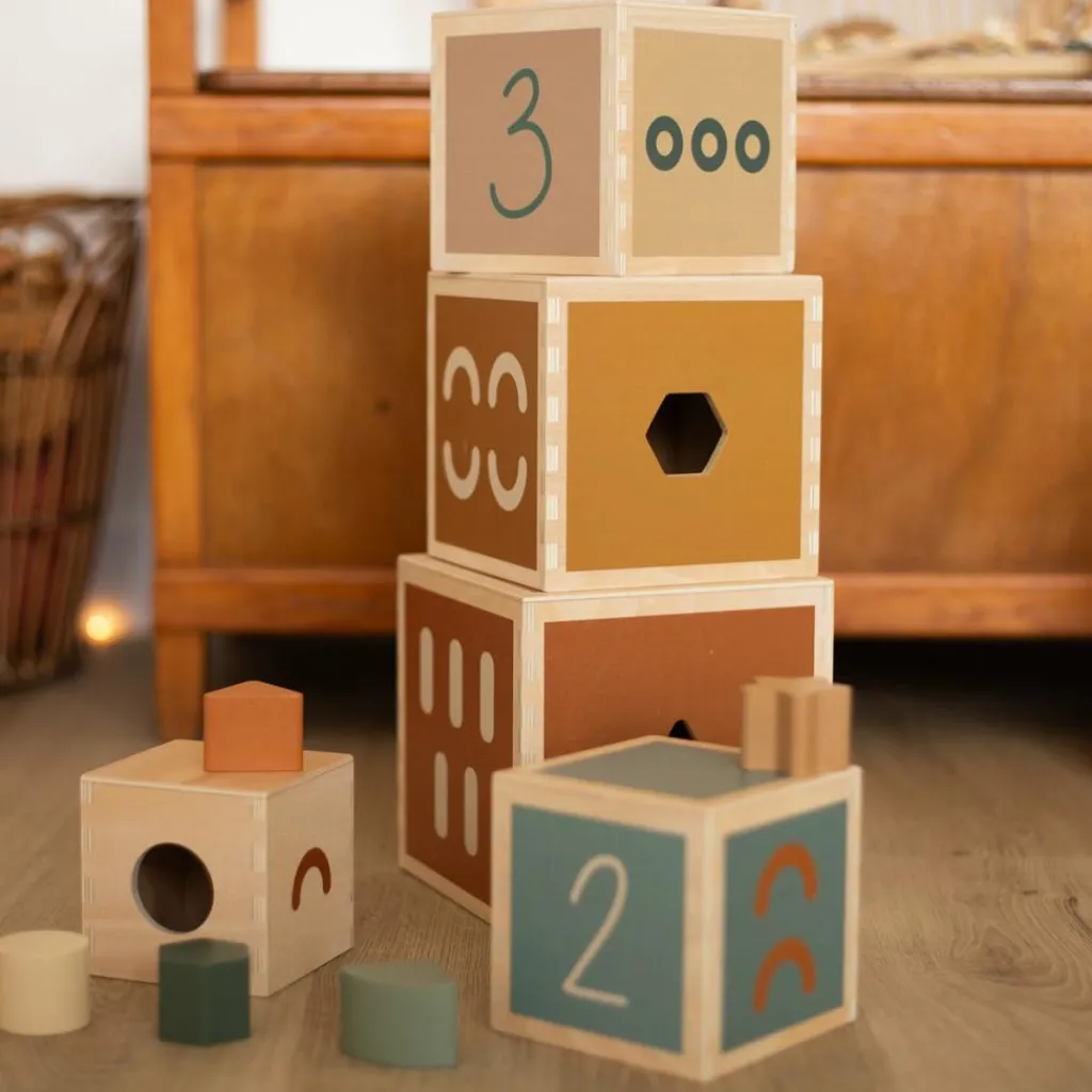 Trois Kilos Sept Cubes empilables en bois