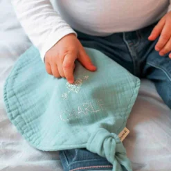 Les Griottes Doudou ballon Vert amande (personnalisable)