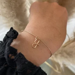 Padam Padam Jonc initial Lovely Hoop goldfilled jaune (personnalisable)