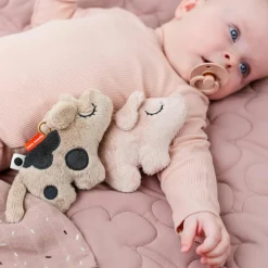 Done by Deer Mini hochet sensoriel Pigee Rose