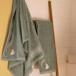 L'oiseau bateau Serviette de bain vert d'eau pingouin personnalisable (70 x 140 cm)